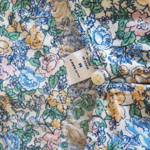 Old Navy Floral Flutter Sleeve Front Button Blouse, Size Medium - Picture 4 of 8